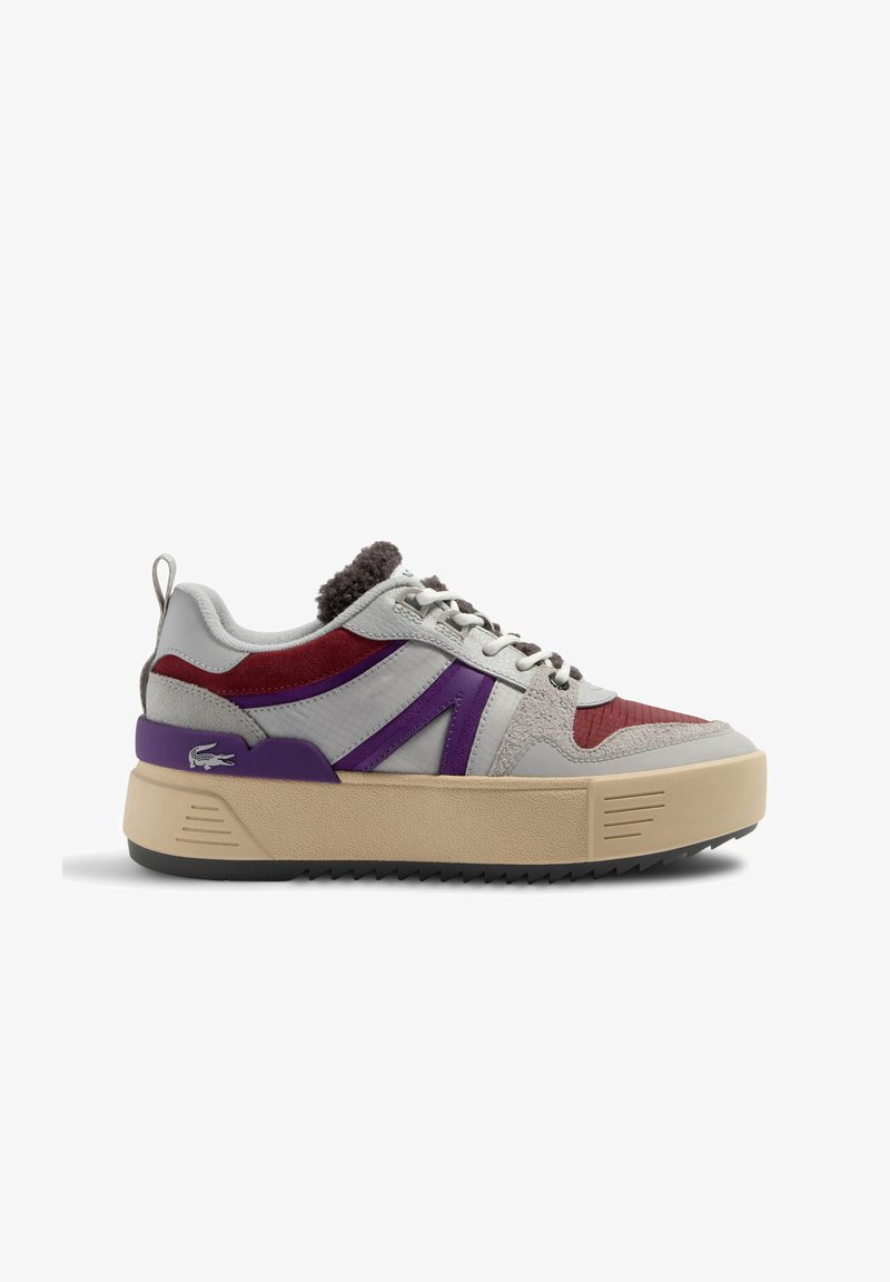 Baskets de sport avec une tige en cuir gris et textile. Présentent des accents rouges et violets, une semelle épaisse couleur crème, des détails texturés et un design à lacets.