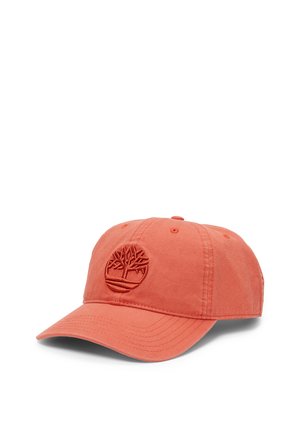 Cappello da baseball in cotone color corallo con logo di un albero ricamato. Presenta una visiera curva e una fascia regolabile sul retro per la vestibilità.