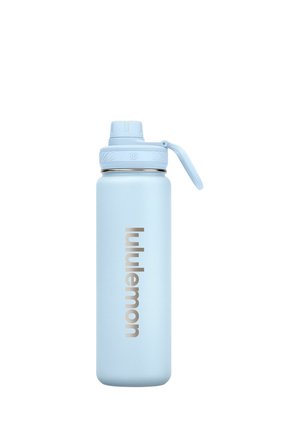 Hellblaue isolierte Wasserflasche mit klappbarem Griff und vertikal gedrucktem "Lululemon"-Logo an der Seite.
