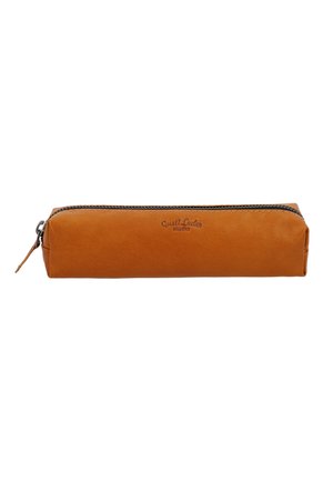 Trousse à crayons en cuir marron avec une texture lisse, de forme rectangulaire, fermeture éclair argentée et nom de la marque embossé sur un côté.