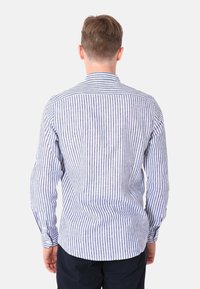 Camicia a righe con maniche lunghe, dotata di righe verticali blu e bianche, colletto con bottoni e orlo arrotondato. Tessuto in cotone.