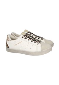 Zapatillas blancas con parte superior de cuero liso, cordones de estampado leopardo, puntera beige y un acento de talón brillante. Forro interior de tela suave.