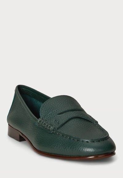 Mocassins de couro verde escuro com um acabamento texturizado, costura decorativa e bico liso e arredondado. Salto baixo e palmilha almofadada para conforto.