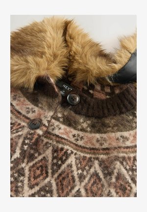 Maglione lavorato a maglia con un motivo geometrico marrone e crema, dotato di cappuccio foderato in pelliccia e bottoni scuri. Tessuto in lana testurizzato.