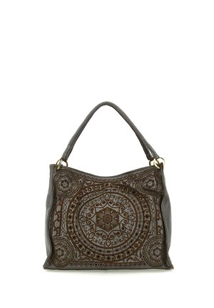 Borsa in pelle marrone scuro con motivi floreali e geometrici simmetrici in rilievo e due manici doppi con anelli dorati.
