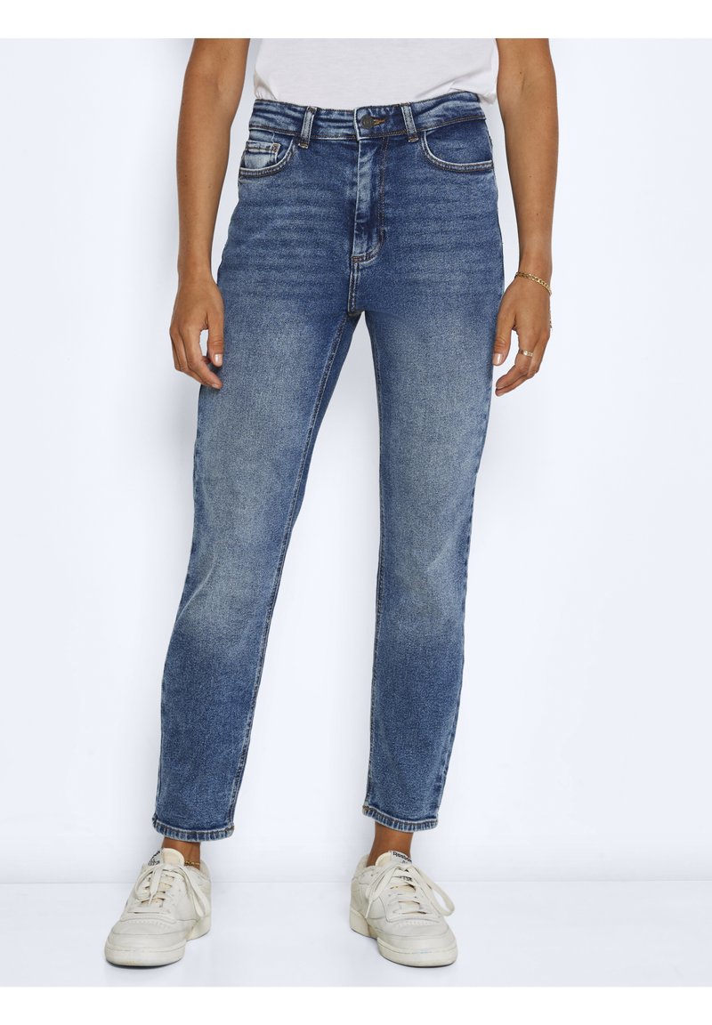 Jeans de mezclilla en un lavado azul medio con pierna recta, cinco bolsillos y una cintura alta. Los acentos incluyen costuras y un cierre de botón.