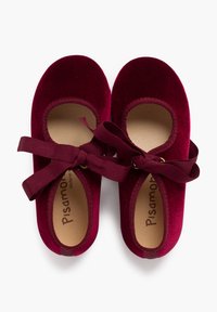 Bailarinas de terciopelo burdeos con punteras redondeadas, aberturas elásticas y lazos de cinta de grosgrain. Interior suave con la marca "Pisamonas".