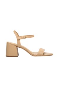 Beżowe skórzane sandały z szerokim pasem na palce, regulowanym paskiem wokół kostki i kwadratowym, blokowym obcasem. Gładka tekstura i minimalistyczny design.