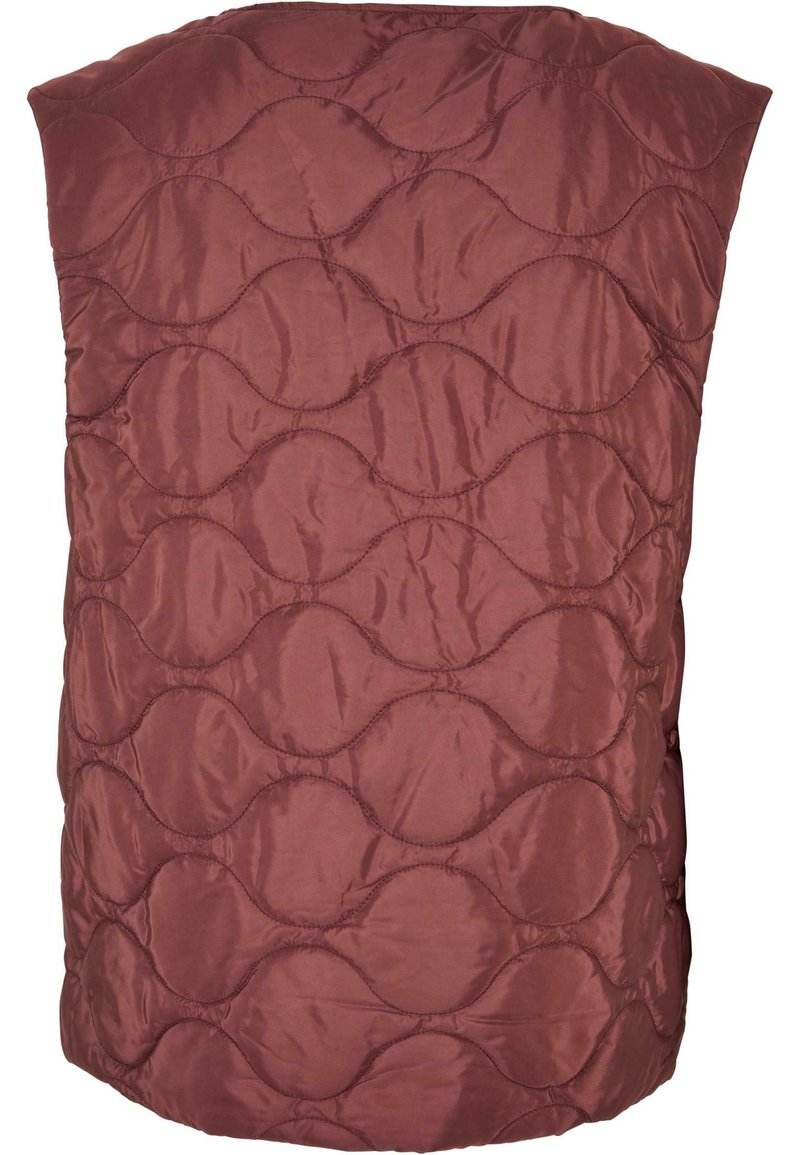 Gilet matelassé de couleur bourgogne profond avec une texture lisse et brillante. Présente un motif en vague et un design sans manches, descendant jusqu'aux hanches.