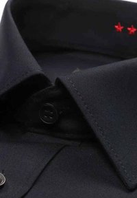 Dunkelblaues Hemd mit strukturiertem Kragen, einem schwarzen Knopf und roten Stern-Stickereien auf der Innenseite des Kragens.