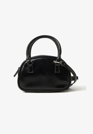 Bolso negro hecho de cuero sintético suave, con forma curva, dos asas superiores, una correa de hombro desmontable y un cierre de cremallera.