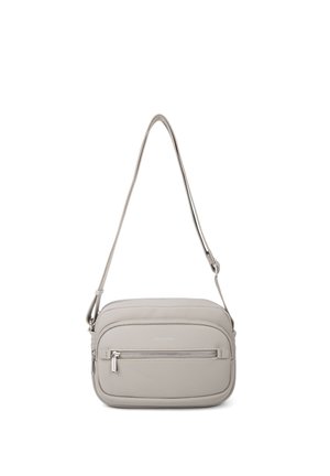 Sac bandoulière en cuir gris clair avec sangle réglable, poche zippée à l'avant et forme rectangulaire compacte.
