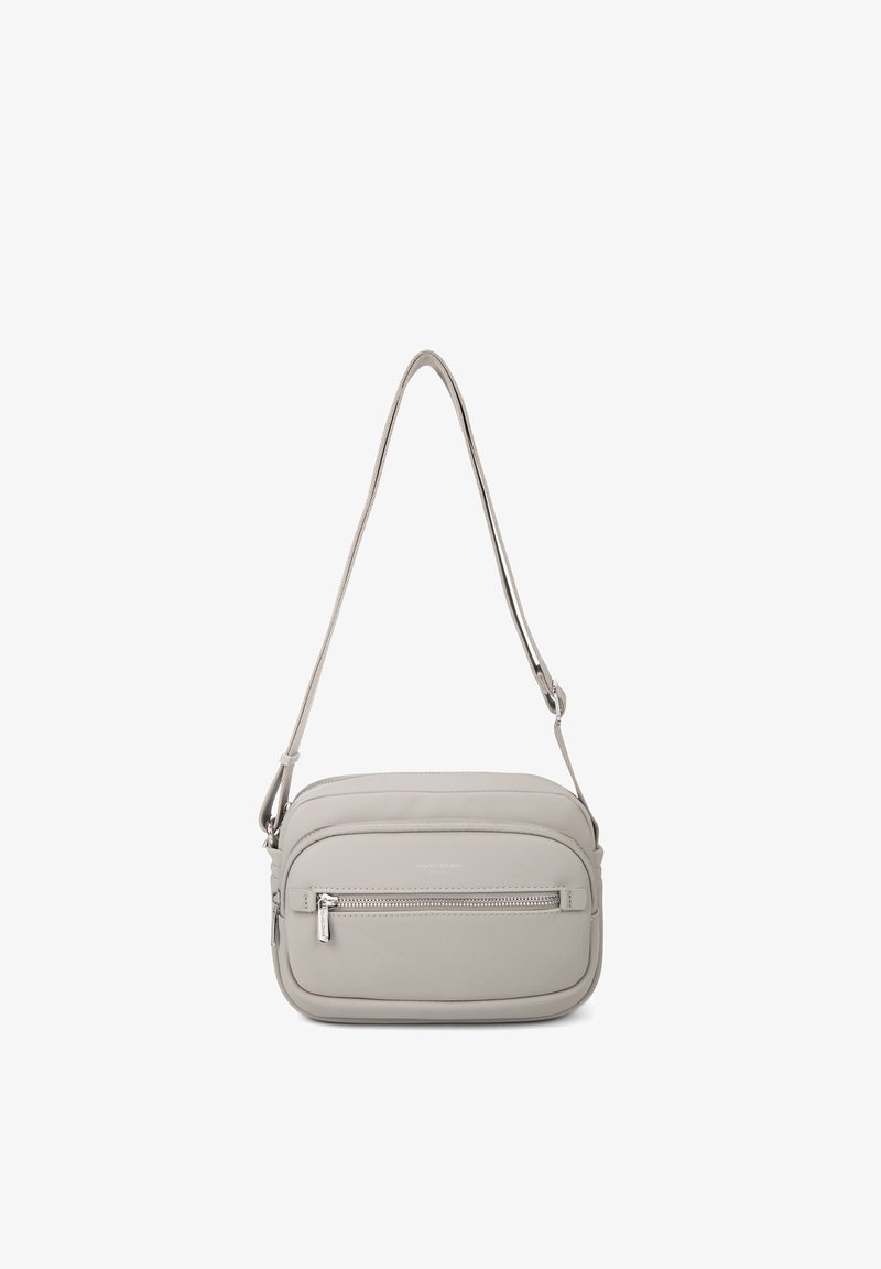 Sac bandoulière en cuir gris clair avec sangle réglable, poche zippée à l'avant et forme rectangulaire compacte.