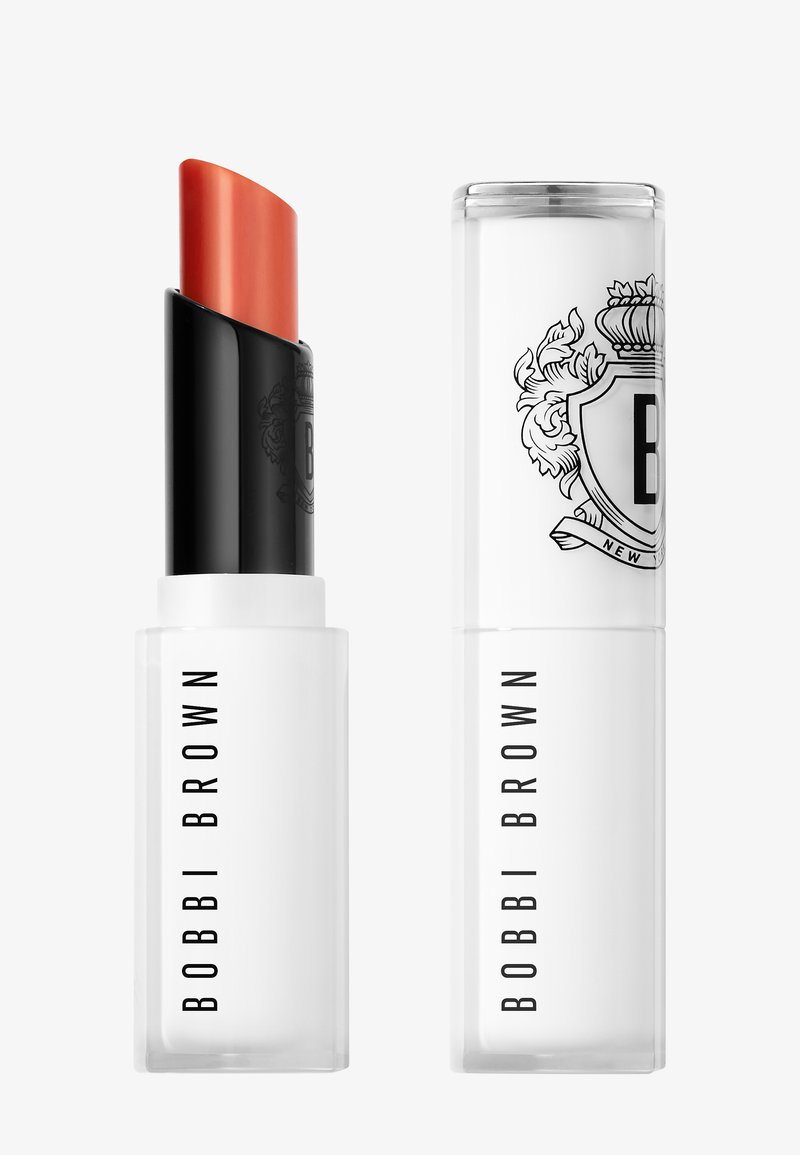 Matt oransje leppestift med svart og hvit emballasje merket Bobbi Brown, vist åpen med kork ved siden av på hvit bakgrunn.