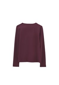 Maglietta a maniche lunghe, collo rotondo, di colore bordeaux mostrata di spalle su uno sfondo bianco, con orlo dritto.