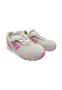 Scarpe sportive con una tomaia in mesh beige, dettagli rosa e linguette verdi sul tallone. Il design include chiusura con lacci e una suola in gomma textured.