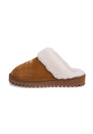 Chausson en daim marron à enfiler avec une doublure blanche duveteuse et une broderie flocon de neige sur le dessus, doté d'une semelle en caoutchouc rainurée pour l'adhérence.
