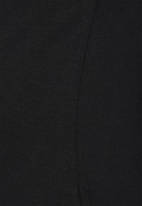 Tecido têxtil preto com uma textura suave e uniforme, e um leve elasticidade. Apresenta um design de costura limpa, sem padrões ou embellishments visíveis.