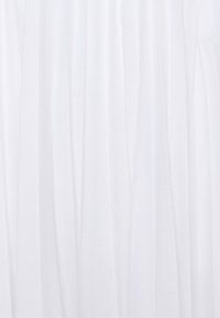 Bílá látka s vertikálními plisemi, jemnou texturou a lehkým vzhledem. Materiál má hladký povrch a jemný lesk.