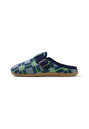Zapatilla cerrada con tejido de cuadros azules y verdes, correa con hebilla lateral y suela marrón, mostrada en perfil lateral sobre fondo blanco.