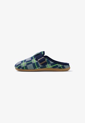 Hot Potatoes, HOT POTATOES BLUE HOUSE SLIPPERS WITH BUCKLE DETAIL. 80958 - Sandalias planas - marino