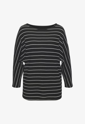 Schwarzer Pullover mit langen Ärmeln, der weiße horizontale Streifen am Körper und vertikale Streifen an den Ärmeln hat, mit einem Rundhalsausschnitt.