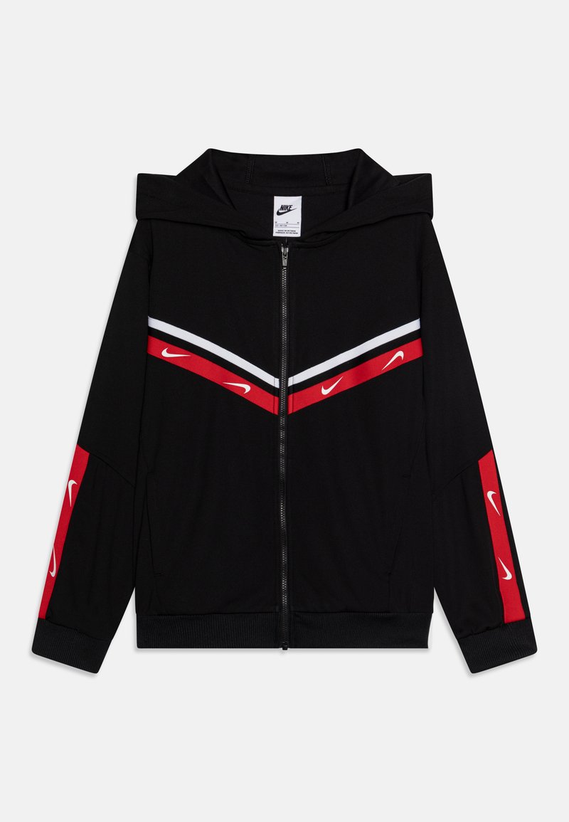 Melnā kapuces džemperī ar sarkanbaltajām diagonālajām svītrām. Iekļautas Nike logo uz piedurknēm un kapuces, izgatavots no mīksta, elastīga auduma. Brīvs griezums.