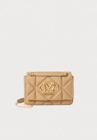 Borsa a tracolla in finta pelle beige trapuntata con logo e hardware dorati, manico a catena e chiusura con zip. Presenta una forma rettangolare e una texture liscia.