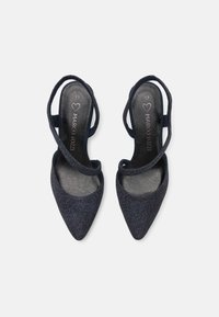 Chaussures à talons pointues en bleu foncé avec une texture pailletée. Comprend des brides entrecroisées et une semelle intérieure rembourrée. Taille 37.