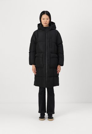 Casaco acolchoado preto, até aos joelhos, com capuz, fecho de correr na frente, dois grandes bolsos frontais e um bolso no peito. Textura suave e isolamento espesso.