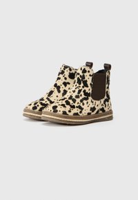 Botas de tobillo con estampado de leopardo, hechas de suave piel, con paneles laterales elásticos, acentos marrones, suela plana y diseño de puntera redonda.