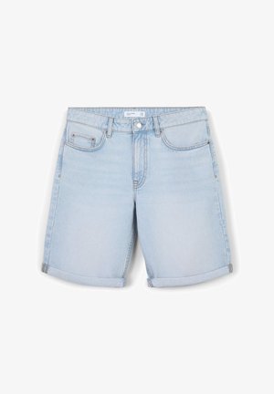 Shorts en denim bleu clair avec des ourlets roulés, comportant quatre poches et une fermeture à un bouton. Texture lisse avec un léger effet délavé.
