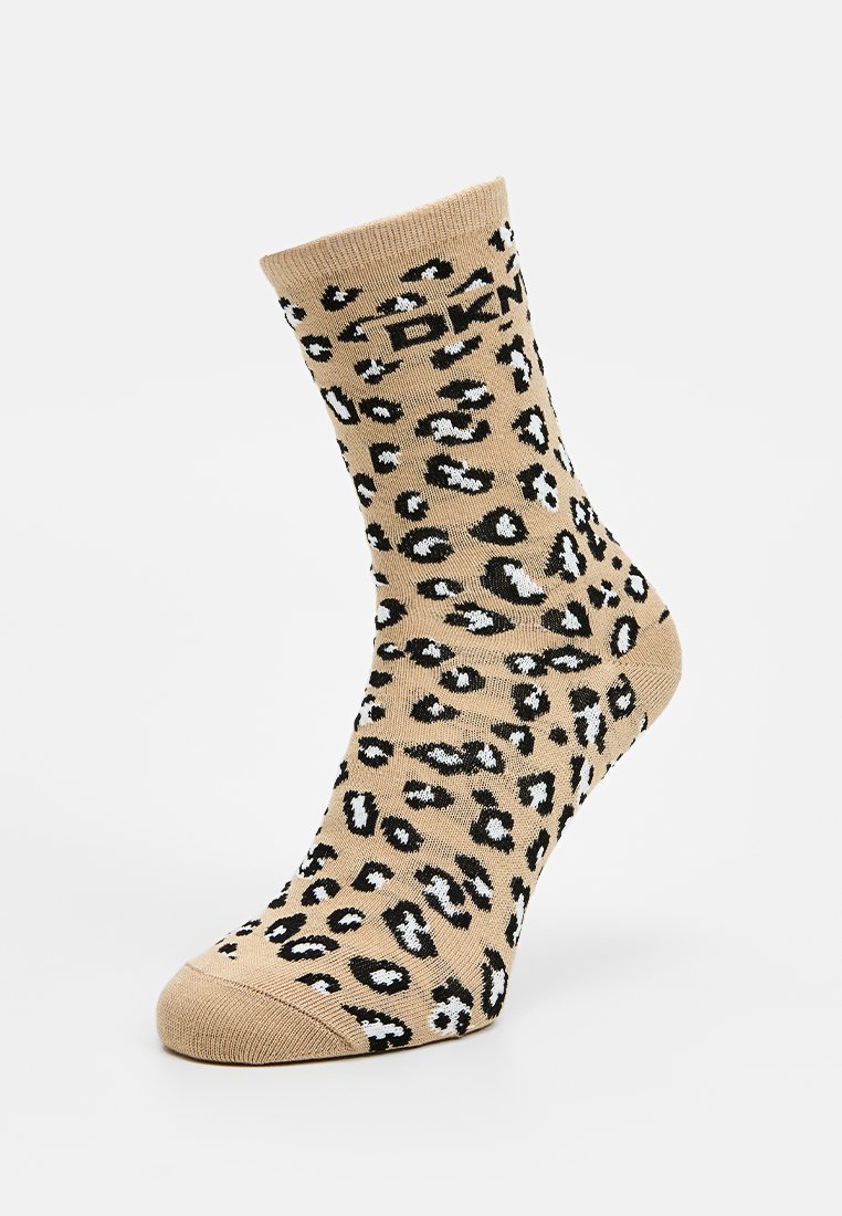 Beige enkelsok met een luipaardpatroon in zwart en wit. Heeft een geribde boord en een zachte textuur.