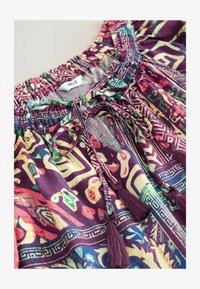 Non selezionato, purple geometric paisley print