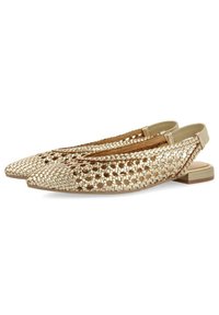 Ballerines tissées en or métallique avec un bout pointu et un design à bride arrière. Tige texturée avec un talon plat et une doublure intérieure marron.