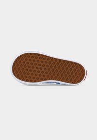 Σόλα παπουτσιού με καφέ, λαστιχένιο πέλμα σε διαμάντι σχέδιο και λευκή ενδιάμεση σόλα, ορατή από κάτω σε απλό λευκό φόντο.