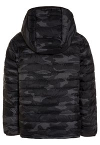 Sort camouflage pufferjakke med hætte, som har quiltede sektioner og en glat, skinnende overflade. Forstærkede syninger for holdbarhed.