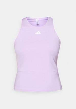 Camiseta deportiva lila de tejido suave con un diseño ajustado, que presenta un cuello redondo y un logo blanco de Adidas en el pecho.