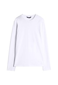 Hvid langærmet t-shirt med rund hals lagt fladt på en hvid baggrund med en sort etiket indeni kraven.