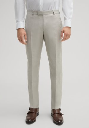 Helle graue Hose mit strukturiertem Finish, taillierte Passform, flacher Front und seitlichen Taschen, kombiniert mit braunen Lederschuhen.