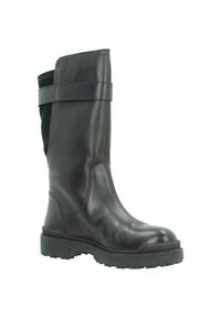 Bota de cuero negra hasta la rodilla con una textura suave, suela de goma y un panel de tela en la parte posterior. Presenta un detalle de correa ancha en la parte superior.