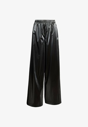 Crne široke hlače ravnog kroja s elastičnim pojasom, izrađene od sjajnog materijala; na donjem lijevom dijelu nalazi se Adidas logo u srebrnoj boji.