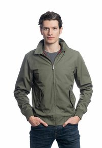 Veste zippée vert olive avec col, en tissu texturé, deux poches avant et accents à carreaux à l'intérieur du col.