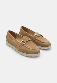 Beige Wildleder-Loafer mit breitem Riemen und goldfarbener Hardware. Verfügt über weiße Nähte und eine leichte, beige Sohle. Glatte Textur.