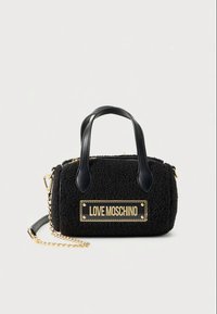 Mala Love Moschino preta com textura, apresenta duas pegas em couro e uma alça removível em corrente dourada, sobre um fundo simples.