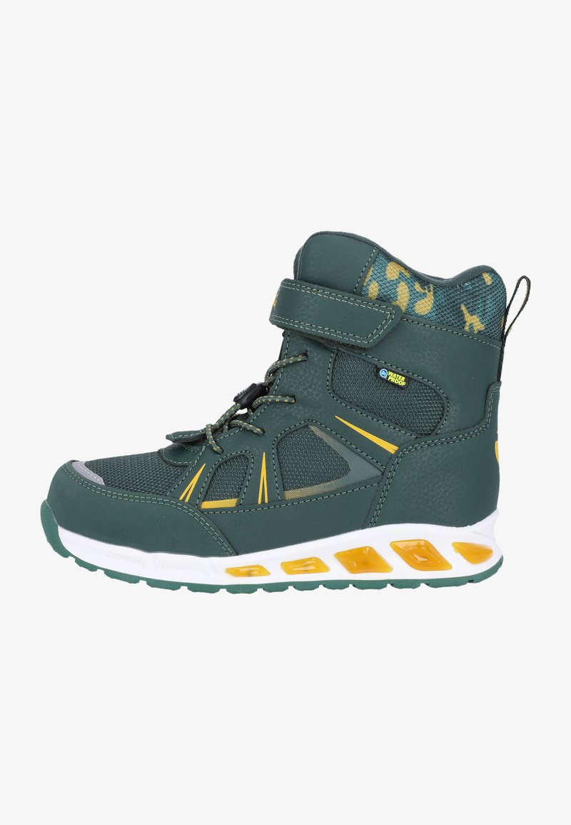 Botte de randonnée imperméable verte avec des accents jaunes, tige en synthétique, panneaux texturés, design à lacets, col rembourré et semelle en caoutchouc robuste.