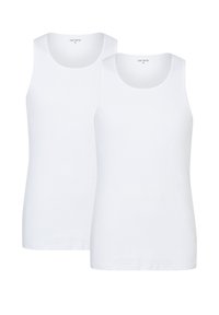 Twee witte tanktops met een geribbelde textuur, ronde halslijnen en zonder mouwen, gemaakt van een gladde katoenen mixstof.