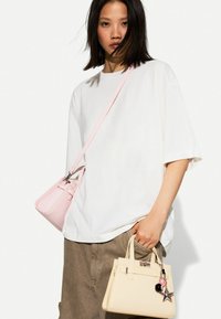 Bershka Käsilaukku - light yellow