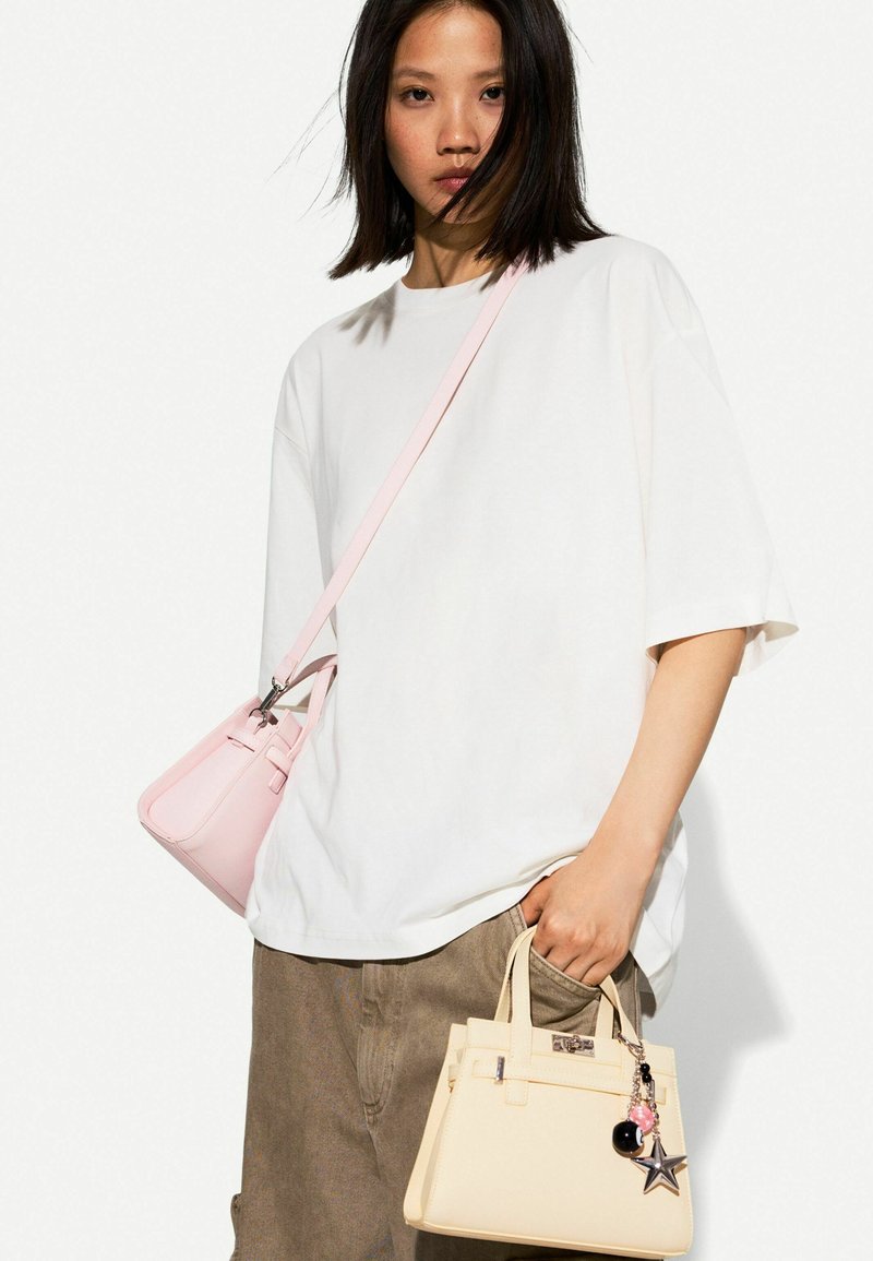 Bershka Käsilaukku - light yellow