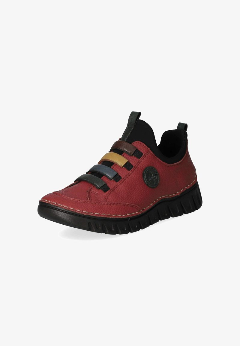 Baskets en cuir rouge avec semelle noire épaisse, sangles élastiques multicolores et languettes noires au talon et à la languette.